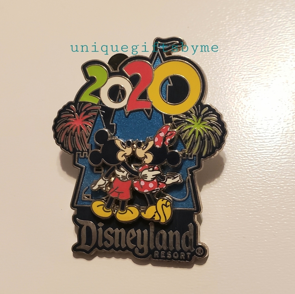 'NWOT' Disneyland Resort 2020 Mickey and Minnie Pin